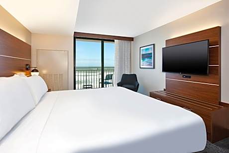 King Room with Roll-in Shower - Communication Accessible