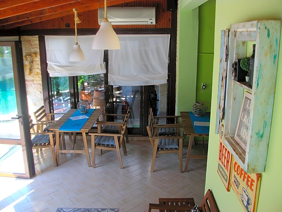 Pella House Studios & Apartments