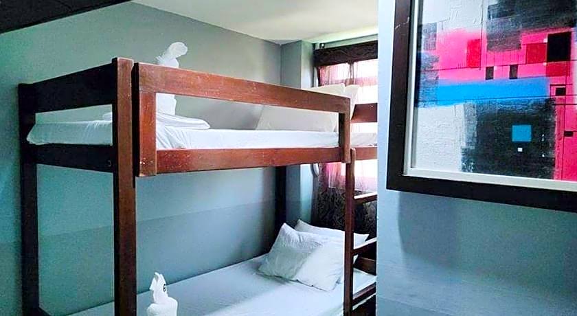 RedDoorz @ Villa E Mansion