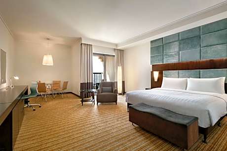 Traders Club Premier King Room with Lounge Access Including Happy Hours