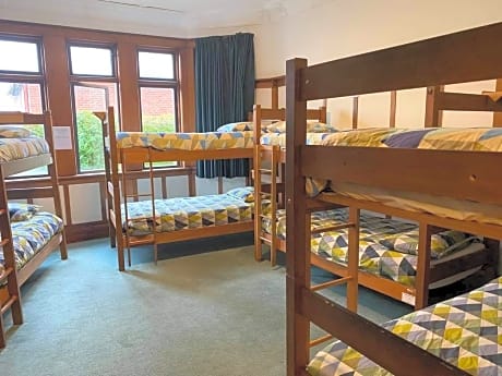 1 Person in 8-Bed Dormitory with Shared Bathroom - Mixed