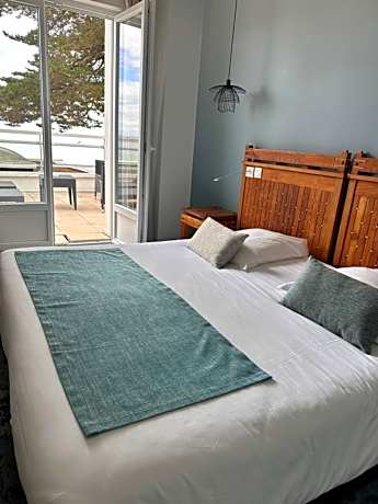 Double or Twin Room with Balcony and Sea View