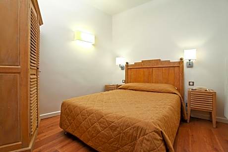 2 Adjacent Rooms (5 Adults)