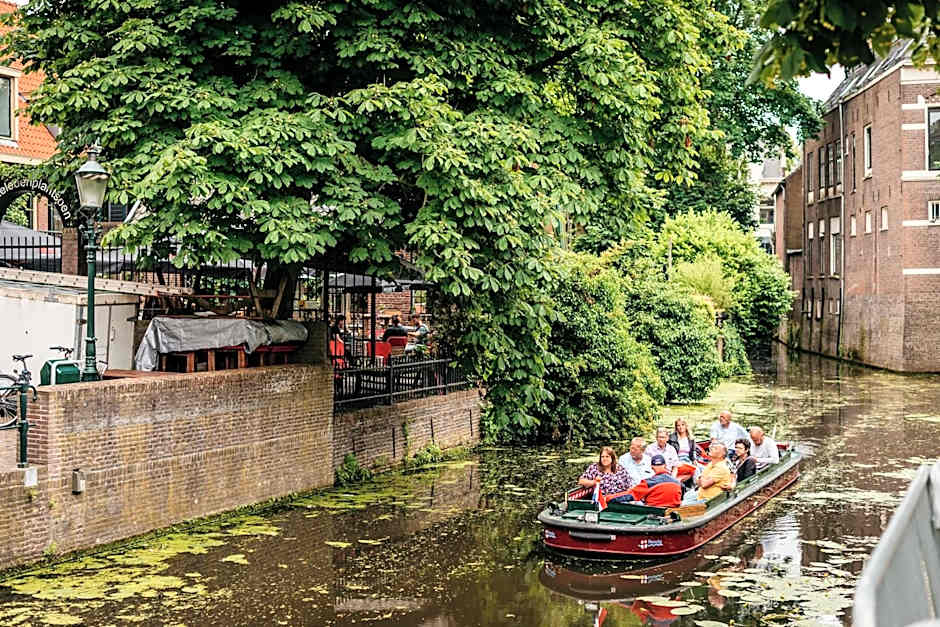 Long John's Pub & Hotel