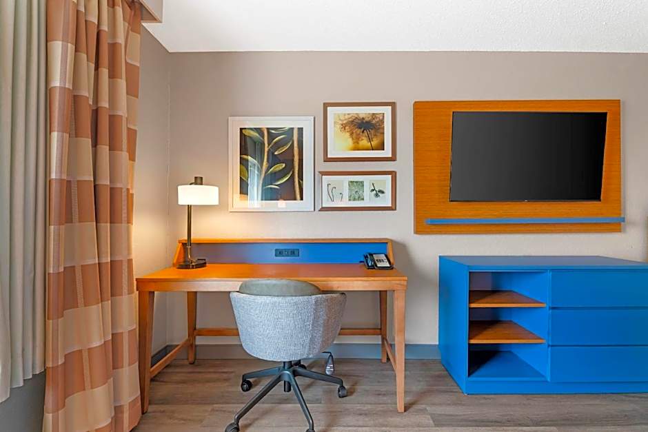 Country Inn & Suites by Radisson, West Bend, WI