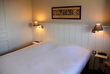 Double Room Shower - Street View