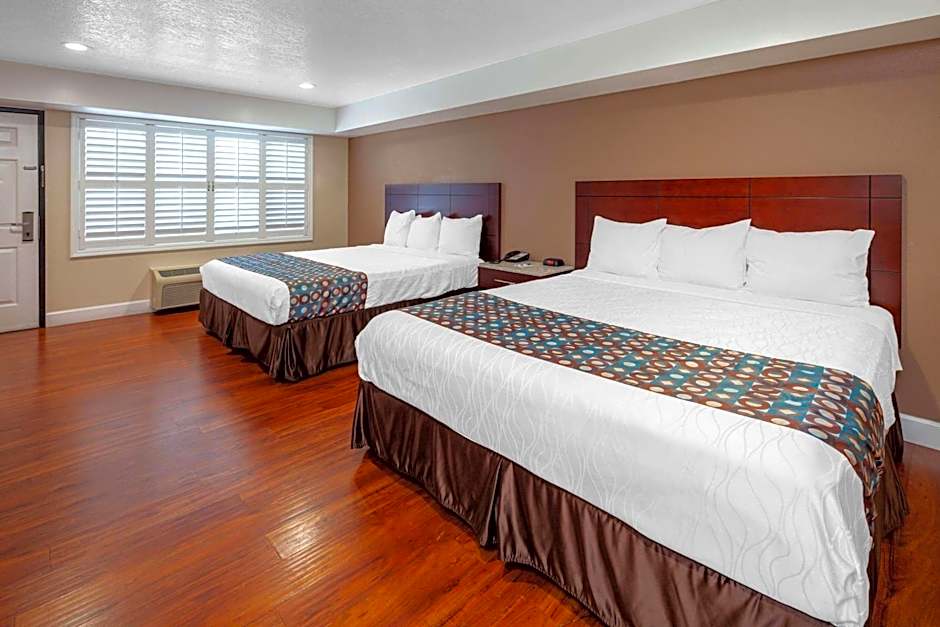 Travelodge by Wyndham Harbor City