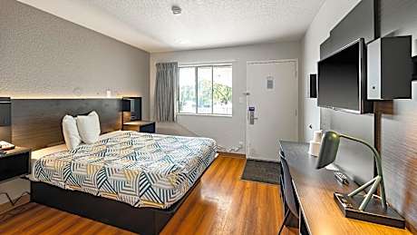 1 QUEEN BED | MOBILITY ACCESSIBLE TUB