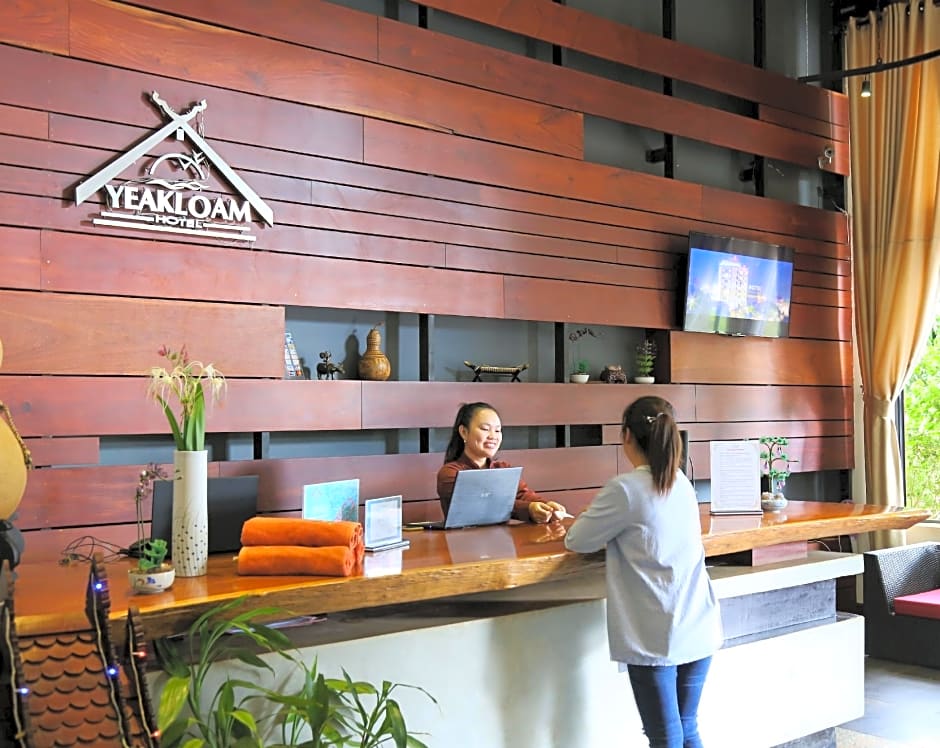 Yeak Loam Hotel