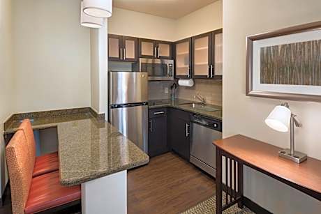 One-Bedroom Queen Suite