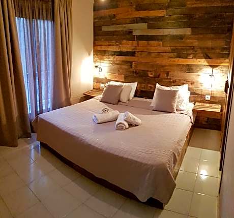 One-Bedroom Apartment with Street View (4 Adults)