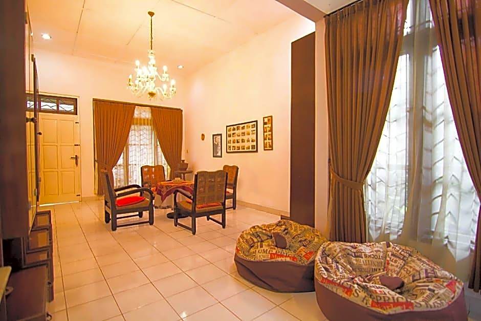 RedDoorz @ Griya Cemara Homestay Yogyakarta