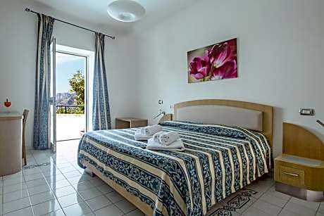 Double Room with Shared Terrace and Sea View
