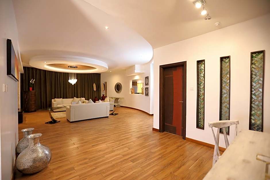 Bidwood Suite Hotel, Opposite Sarit Centre