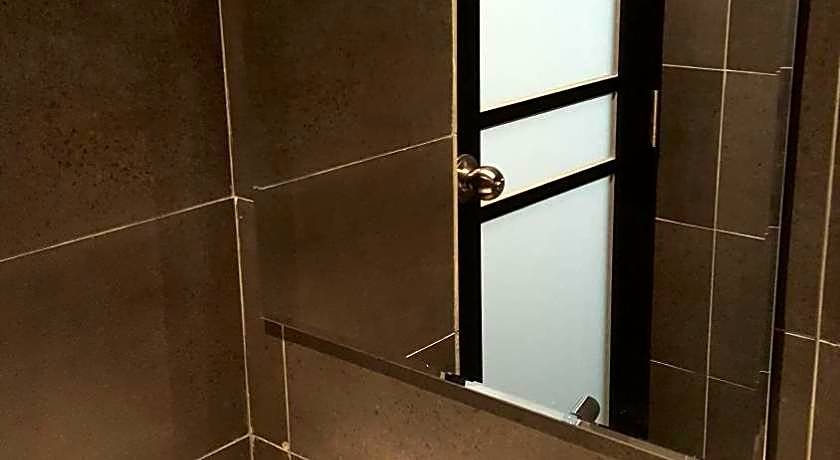 9 Square Hotel - Sri Kembangan