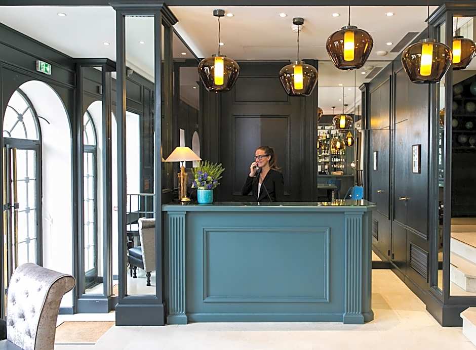 Hotel de Neuville Arc de Triomphe