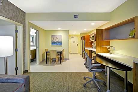 One-Bedroom Queen Suite - Non-Smoking