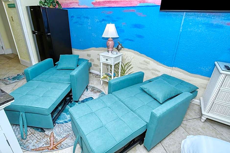 Waterfront Room, Heated Pool, Tiki Bar & Grill