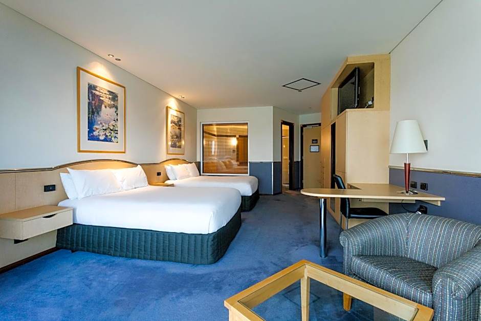 Lakes Hotel
