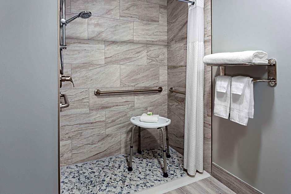 AmericInn by Wyndham Eagle River Downtown