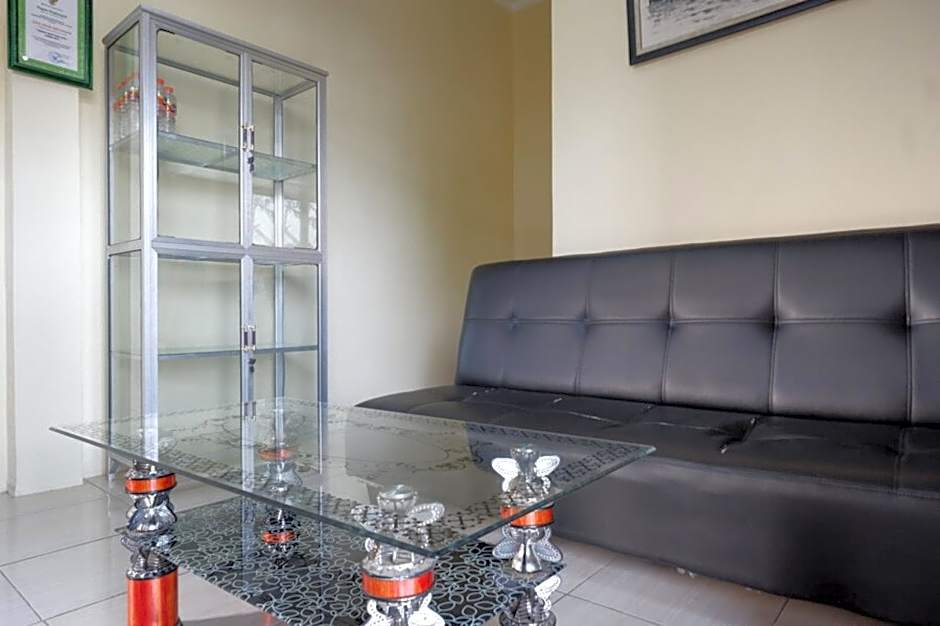 RedDoorz Syariah near Alun Alun Pacitan 2