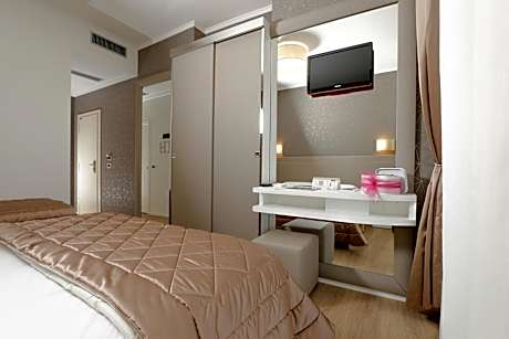 Deluxe Triple Room with Side Sea View