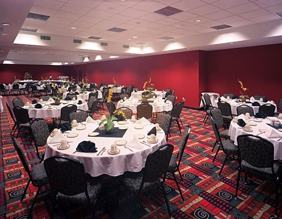 Holiday Inn Hotel Pewaukee-Milwaukee West By IHG
