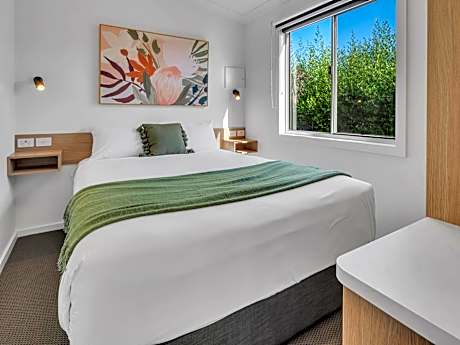 Lonsdale 2 Bedroom Cabin