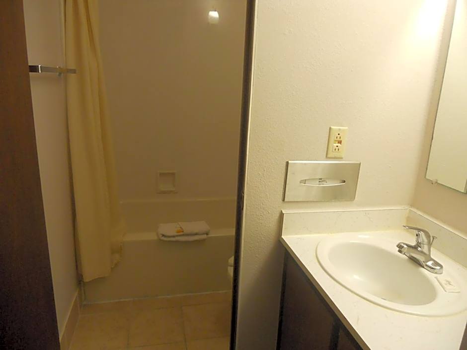 Rapids Inn And Suites