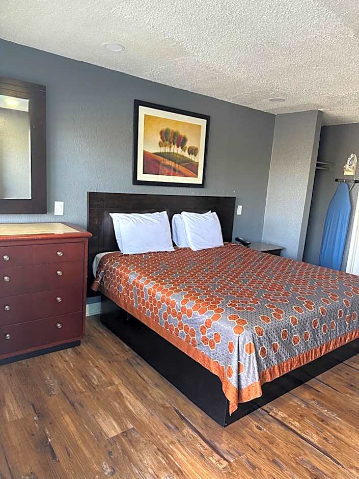 Fireside Inn By The Beach Boardwalk & Bowling