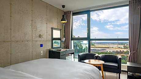 1 Queen Bed Partial Ocean View Non-Smoking