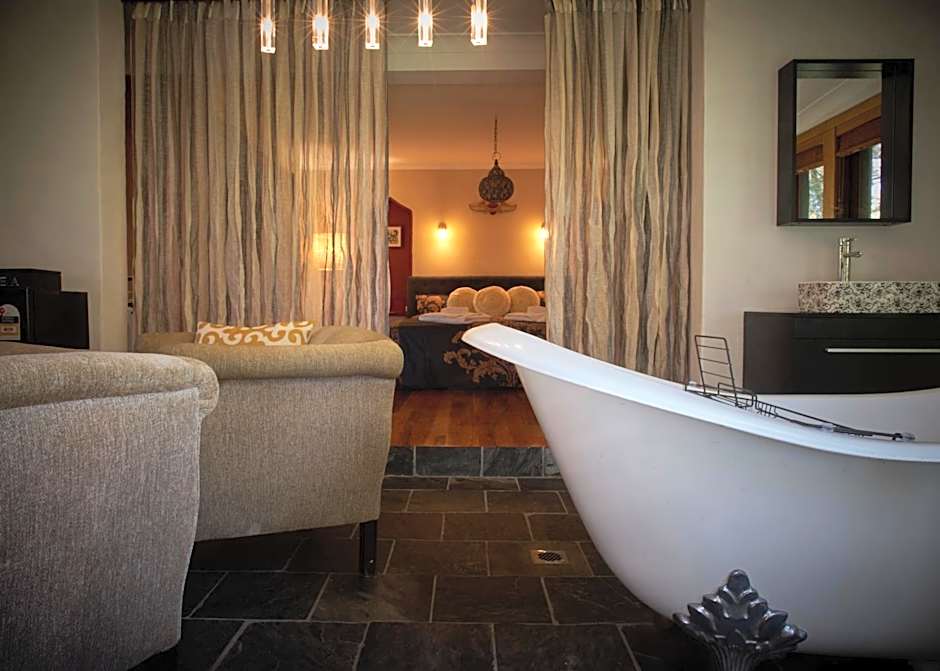 Tomah Retreat - Studio CHILL with fireplace and clawfoot bath