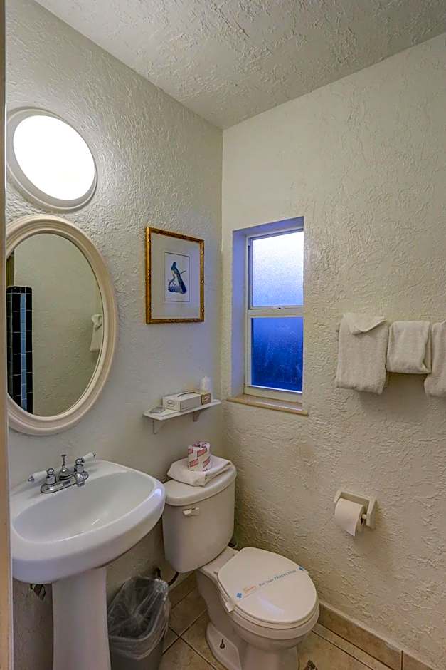 Richard's Motel Courtyard