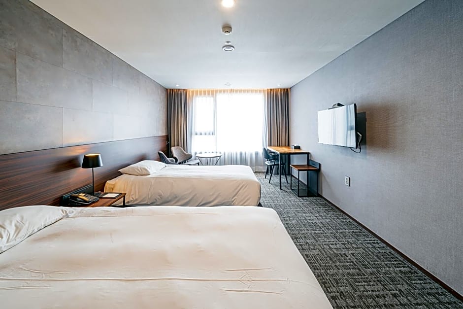 Hotel With City