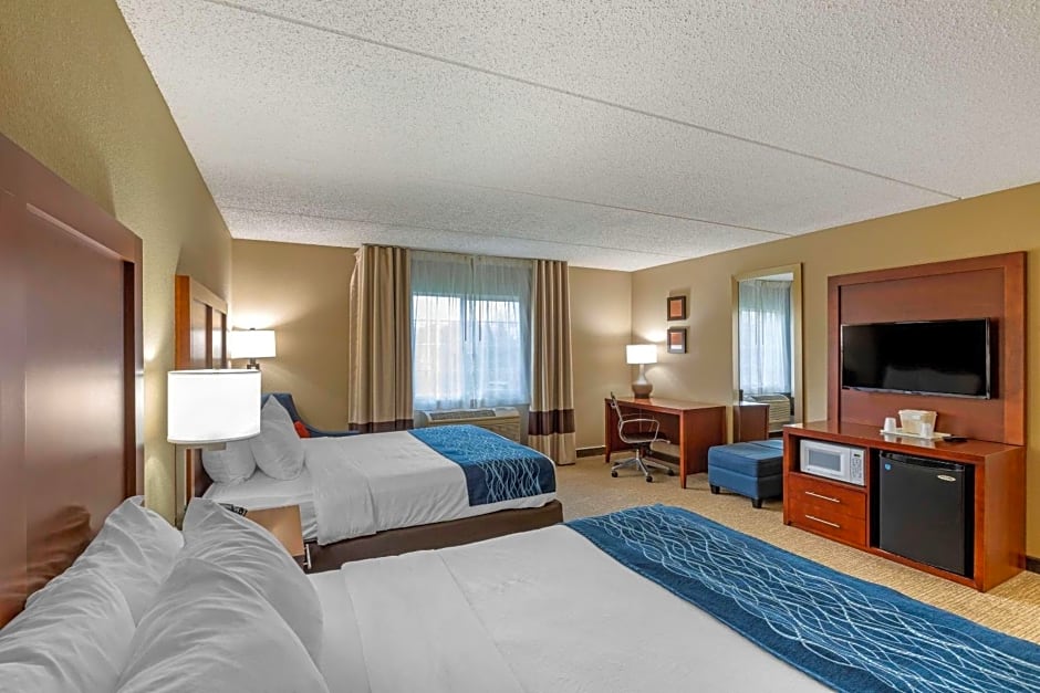 Comfort Inn and Suites Jackson - West Bend