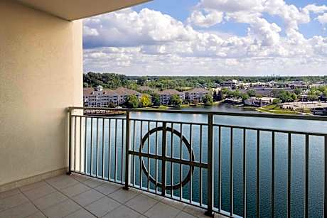 Concierge lounge access, Guest room, 2 Queen, Lake view, Balcony