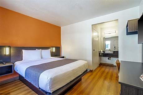 1 Queen Bed | ADA/RI Shower
