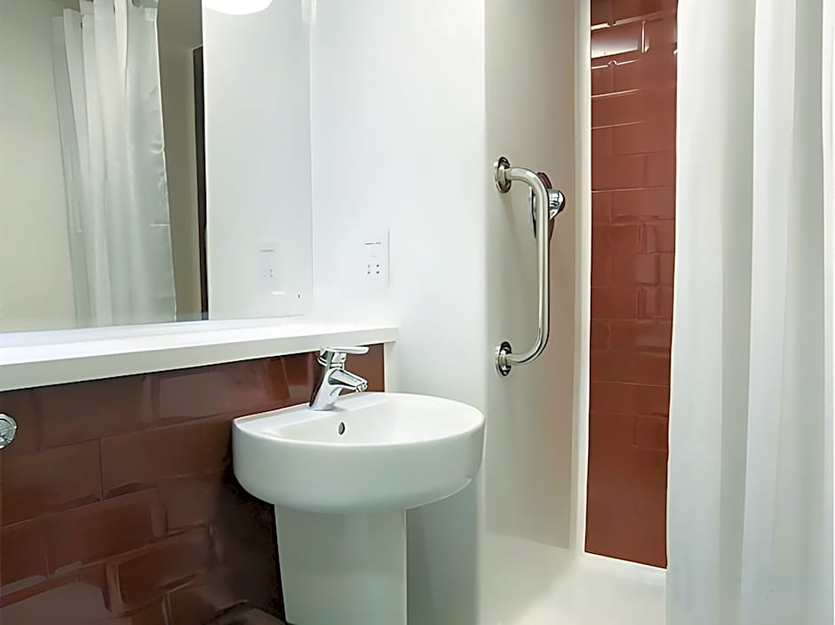 Travelodge Cardiff Central Queen Street