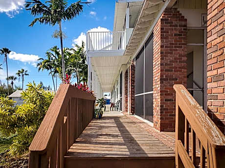 Captain's Table Hotel by Everglades Adventures