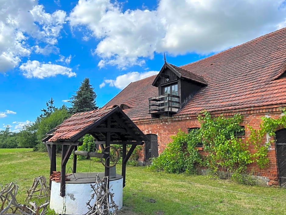 Apartament w Zabytkowej Stajni nad Jeziorem z Dostepem do Parku i Sasiedztwem XIX wiecznego Dworku Modrzewiowego