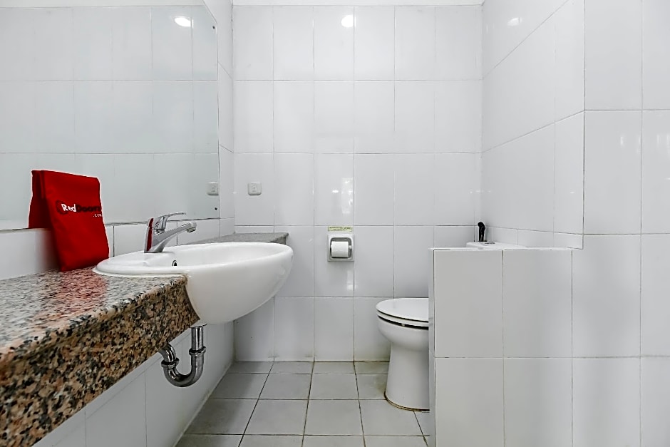 RedDoorz Near Trans Studio Mall 3