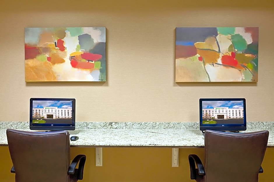 Holiday Inn Express & Suites Malone By IHG