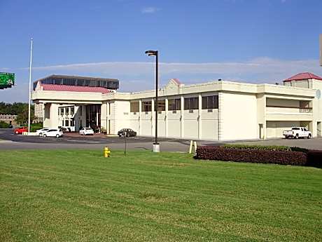 Trade Winds Central Inn