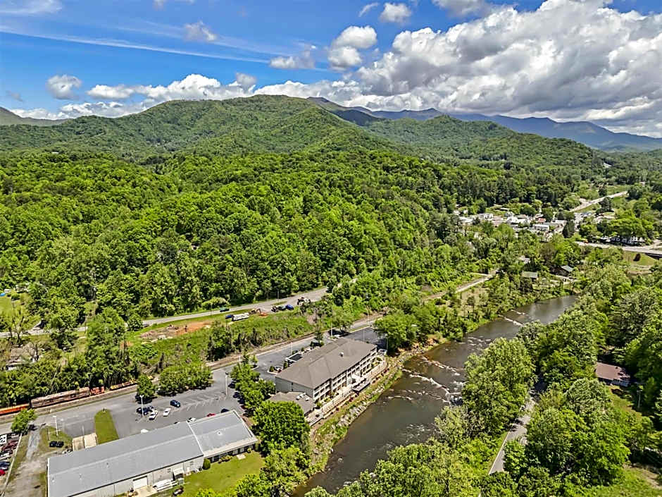 Best Western Plus River Escape Inn & Suites
