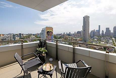 1 King Suite City Skyline View High Floor Balcony
