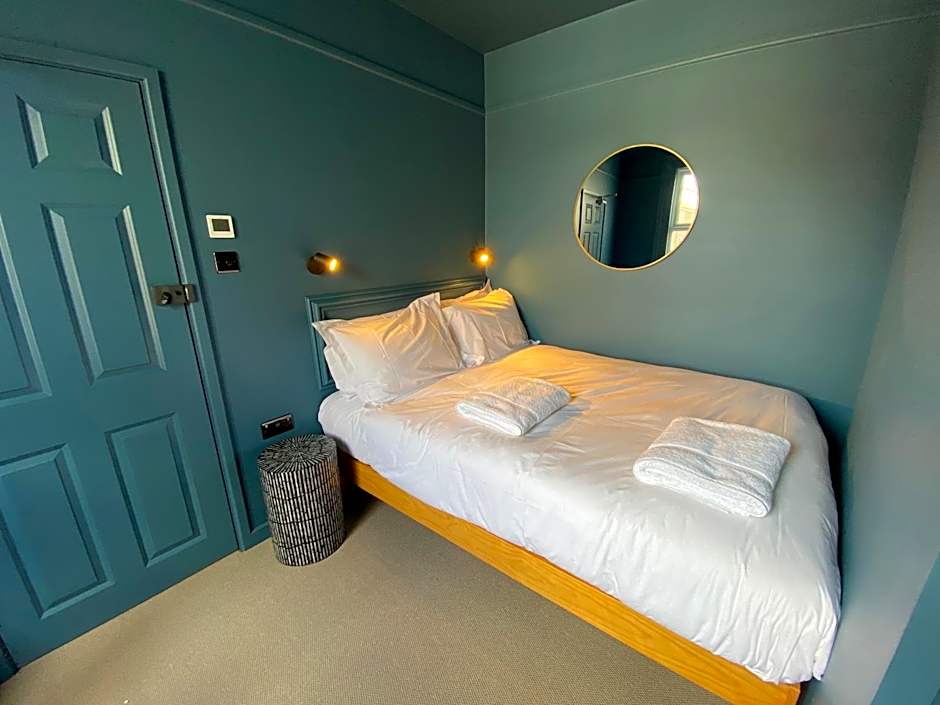 ROOMS AT THE QUAYSIDE - stylish en-suite rooms on Poole Quay all fully refurbed