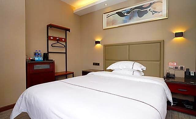 Baowan Hotel (Guangzhou Shangxiajiu Changshou Road Subway Station)