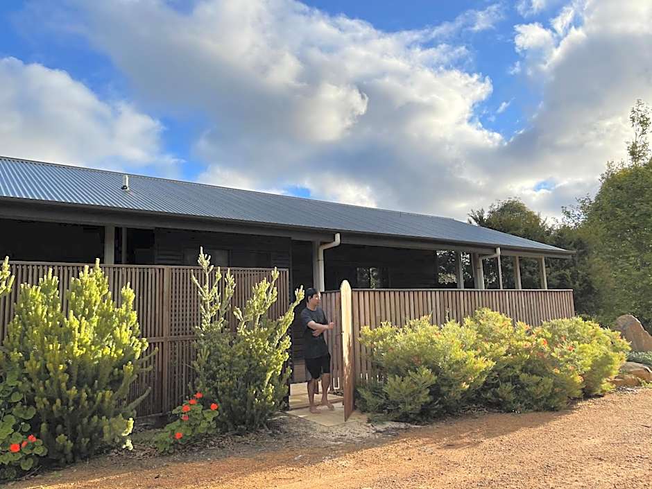 Grape Juice Retreat Rustic romantic gateway 5mins to beaches & town