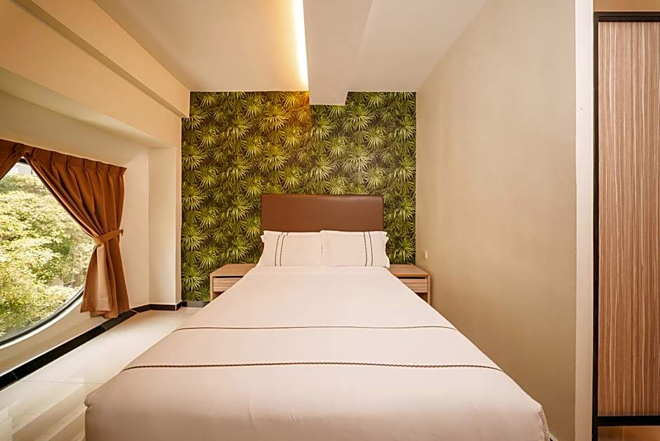 Photo 1 of 9 of Executive 1 Queen Bed