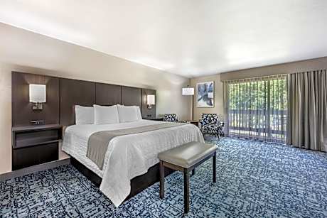 King Room with Balcony - Non-Smoking